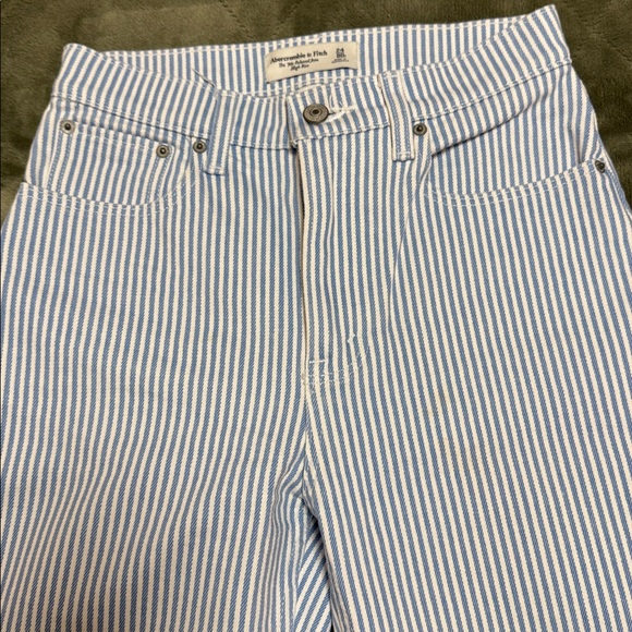 Abercrombie & Fitch High Rise 90’s Relaxed Jeans - Picture 2 of 5